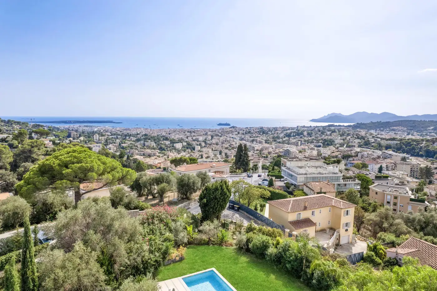 Image of Villa - 5 Bedrooms for Sale in Alpes-Maritimes-Le Cannet-France, Image 2