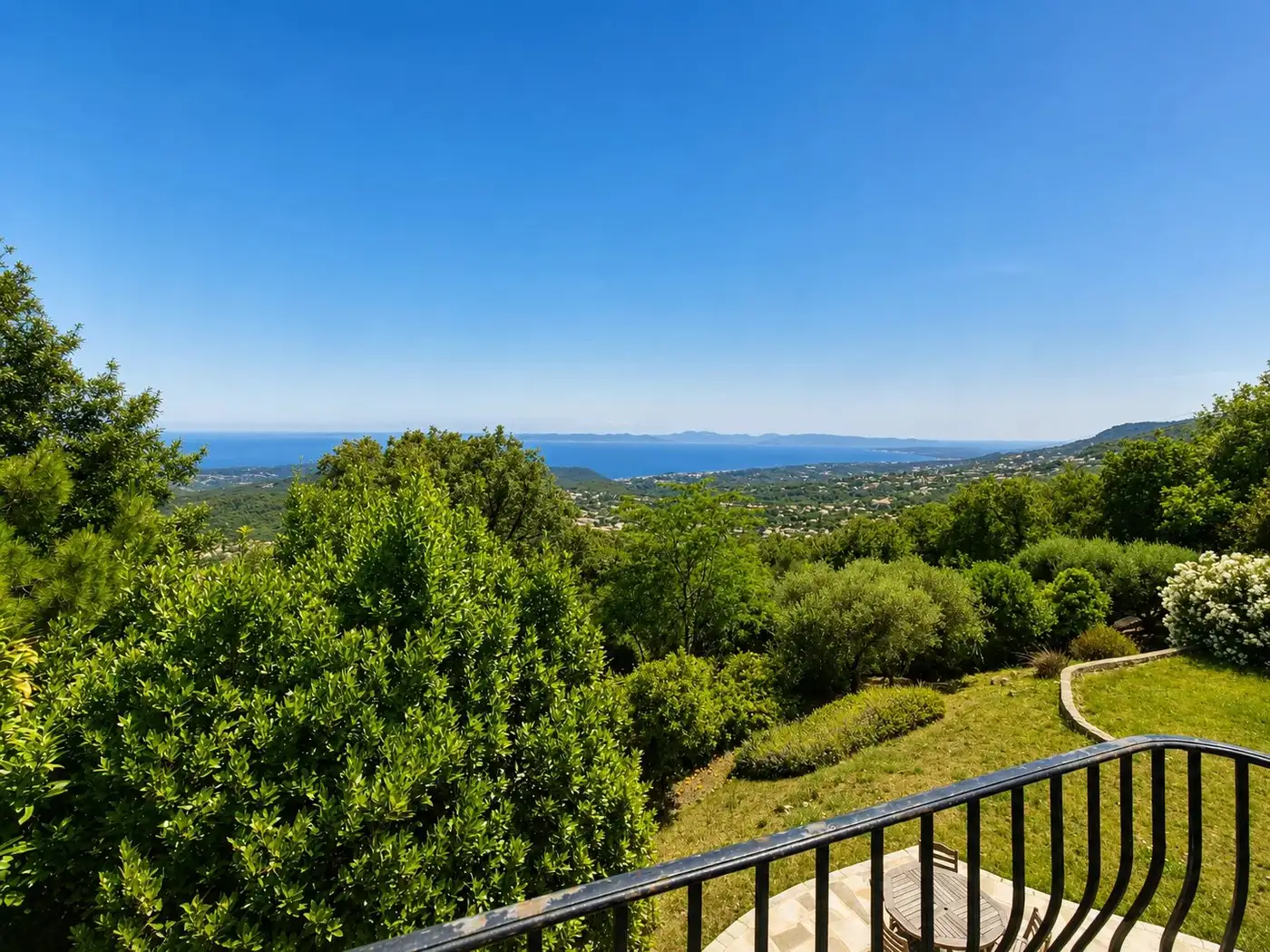  Image of Villa - 6 Bedrooms - 6 Bathrooms for Sale in Alpes-Maritimes-Vence-France, Image 19