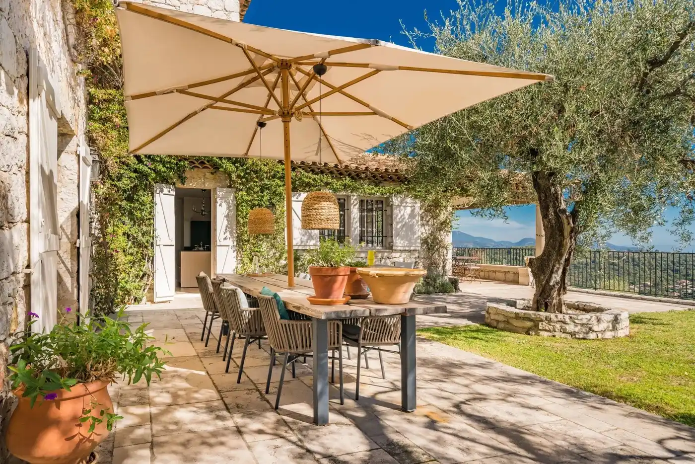  Image of Villa - 6 Bedrooms - 6 Bathrooms for Sale in Alpes-Maritimes-Vence-France, Image 6