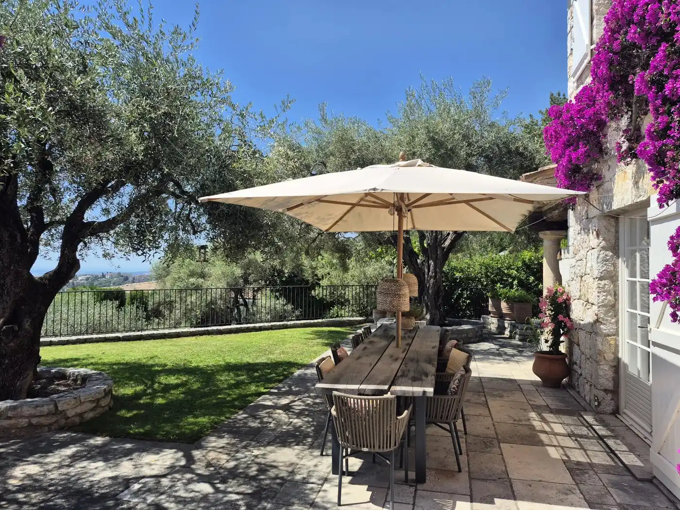  Image of Villa - 6 Bedrooms - 6 Bathrooms for Sale in Alpes-Maritimes-Vence-France, Image 17