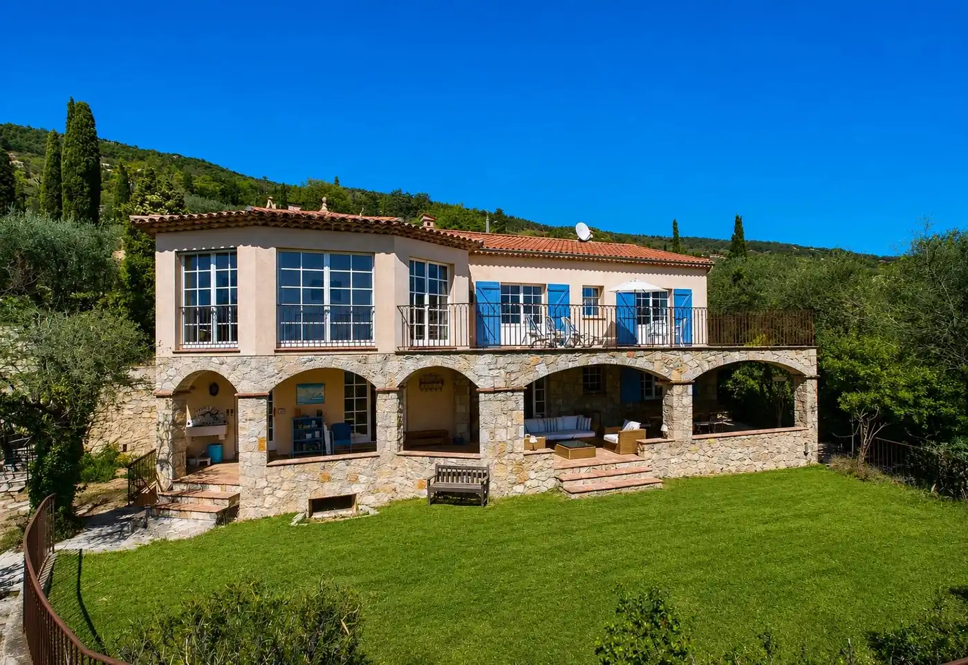 Image of Villa - 6 Bedrooms - 3 Bathrooms for Sale in Alpes-Maritimes-Spéracèdes-France, Image 2
